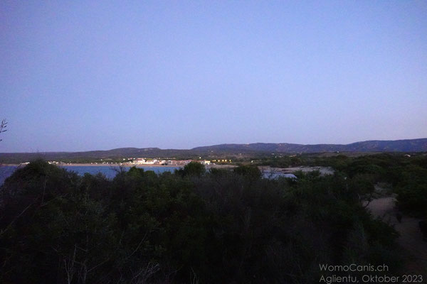In der Nähe vom Torre setzt die Dämmerung rasch ein und die Lichter in Vignola Mare sind bereits eingeschalten.