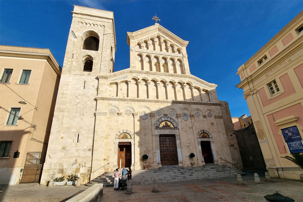 Hier oben steht die Cattedrale di Santa Maria Assunta e Santa Cecilia. 