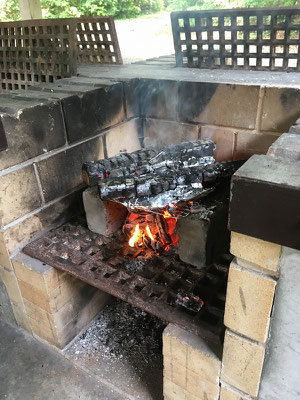 かまどでピザ焼き