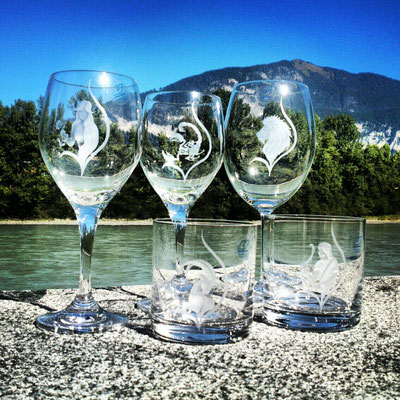 Kristallgläser mit Gravur am Ufer – Glasdesign aus Rattenberg in Tirol