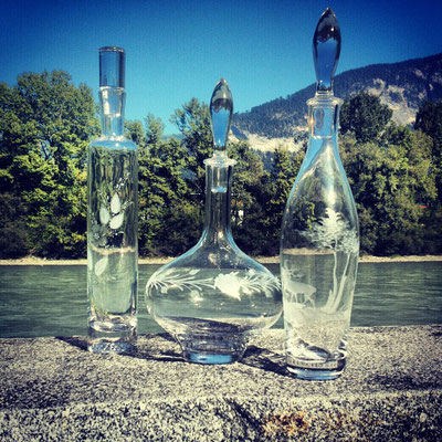 Karaffen und Flaschen aus Glas im Freien – mundgeblasene Unikate aus Tirol