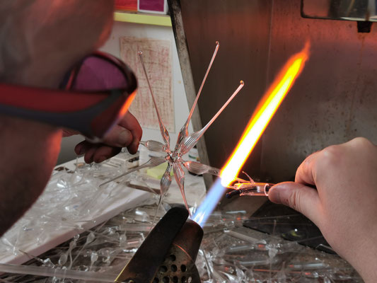 Glasbearbeitung mit Brennerflamme – Detailaufnahme vom Glasbläser-Handwerk