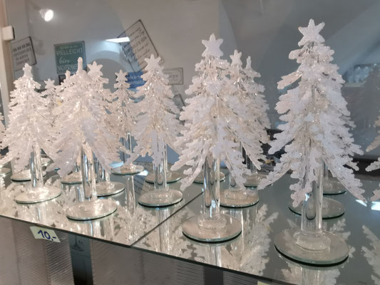 Weiße Glas-Christbäume als Winterdeko – handgefertigte Weihnachtsdekoration