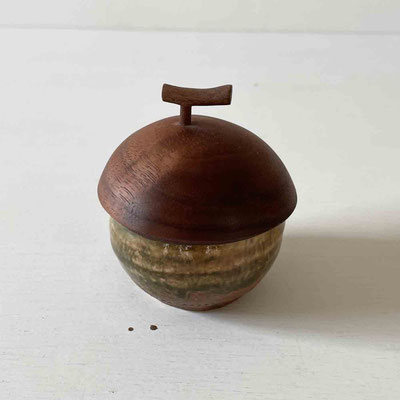 FUTAMONO-YA の作品、どんぐり小丸シリーズ。FUTAMONO-YAは陶芸家・森下真吾と、木工家・清水泰とのコラボレーションブランドです。