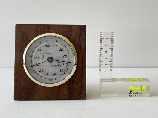 温湿度計（置くタイプ）。家具工房ZEROSSOのオーダーメイド家具。