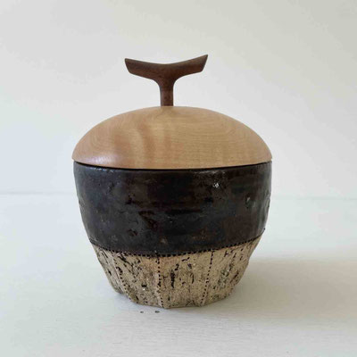 FUTAMONO-YA の作品、小鉢型シリーズ。FUTAMONO-YAは陶芸家・森下真吾と、木工家・清水泰とのコラボレーションブランドです。