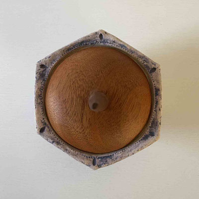 FUTAMONO-YA の作品、壺型シリーズ。FUTAMONO-YAは陶芸家・森下真吾と、木工家・清水泰とのコラボレーションブランドです。