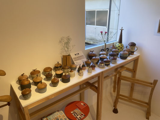 Gallery ZEROSSOの常設展示の様子です。　家具工房ZEROSSO・清水泰の家具・木工作品及びFUTAMONO-YA作品を常設展示しております。