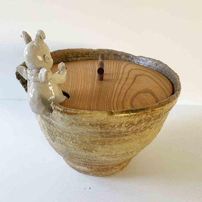 FUTAMONO-YA の作品、「やわらかなる水の辺りのカケラにて。。」。FUTAMONO-YAは陶芸家・森下真吾と、木工家・清水泰とのコラボレーションブランドです。