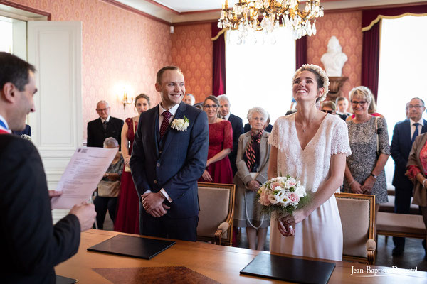 Mariage à la mairie de Soisy sur Seine - robe Sezane - Coiffure & make up : Marie Viat
