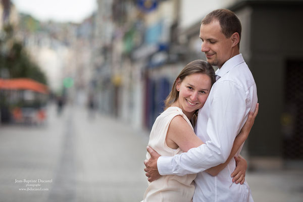 Séance photo couple avant mariage en ville