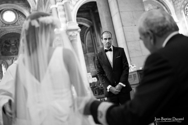 Arrivée de la mariée au bras de son père ( basilique d'Albert , Picardie )
