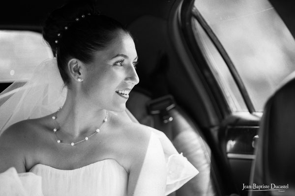 La mariée dans la limousine qui l'amène à la mairie - Coiffure Claude Boscher Upper Syle Bordeaux, make up Nouveau Regard