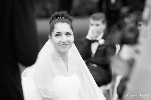Charlène, la mariée, écoute le discours de Jérémy ( cérémonie laïque ) 