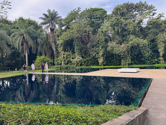 Wasserbecken der Galeria Adriana Varejão, Kunstpark Inhotim, Brasilien