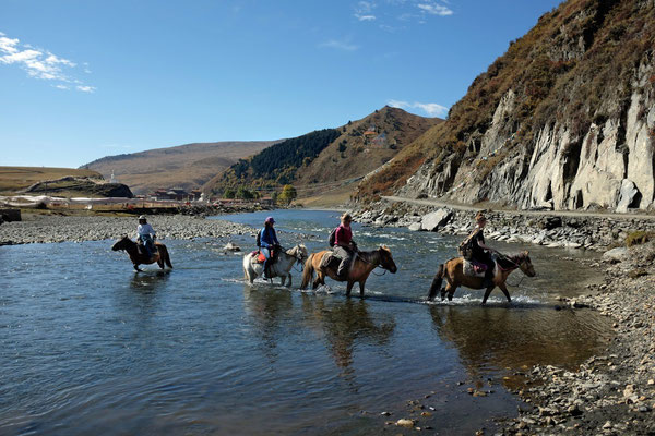 Auch durchs Wasser kein Problem, Horse Trek Tour 'Nomad Visit' in Tagong