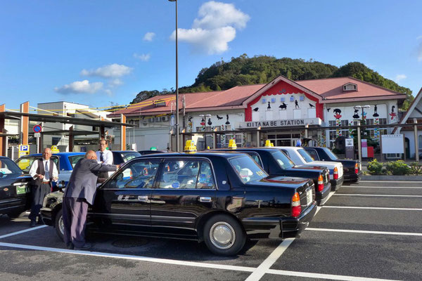 Taxifahrer warten auf Gäste in Tanabe