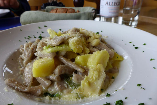 Die leckeren Pizzocheri vom Alp Grüm Restaurant