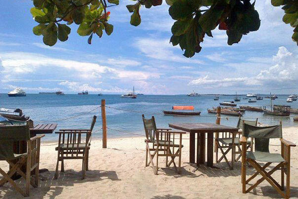 Zum Sundowner ins 'Livingstones Beach' in Stone Town