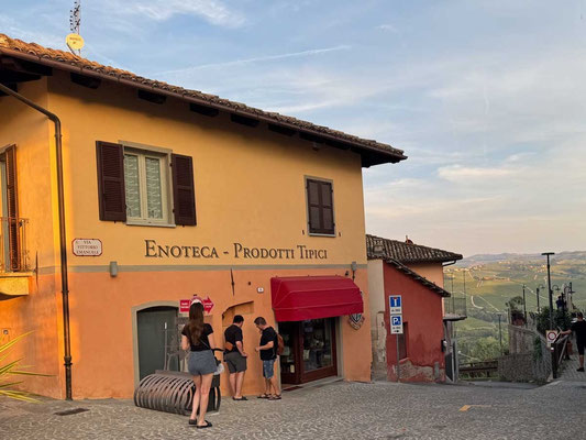 Enoteca in Castiglione Falletto Piemont