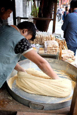 Altes Handwerk auf den Ancient Street, eine etwas trockene Süßigkeit