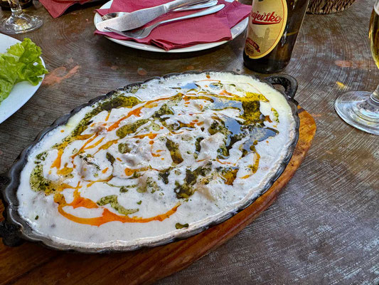 Sarajevo Klepe, gefüllte Teigtaschen mit saurer Sahne-Joghurt Sauce 