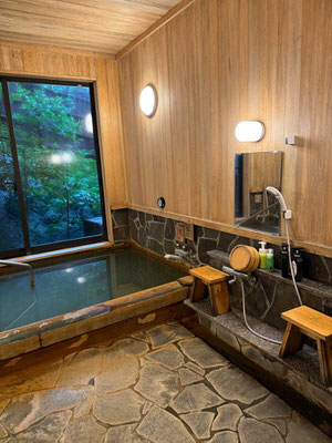 Onsenbad im Ryokan Fukinotou, Kunisaki Halbinsel, Kyushu