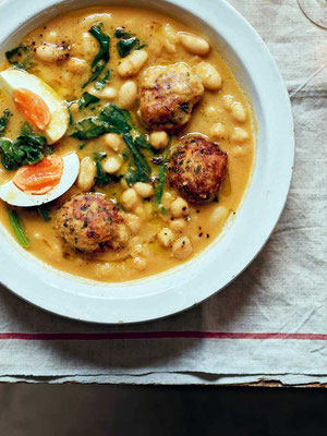 Bacalao Bällchen im Bohnen & Kichererbsen Eintopf