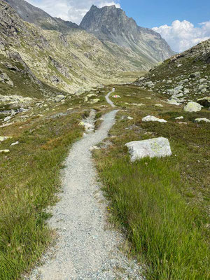 Im Hochtal wandern wir mit Blick auf den Piz Lagrev