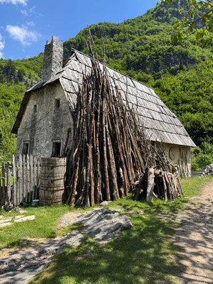 Wanderweg über dem Tal von Theth