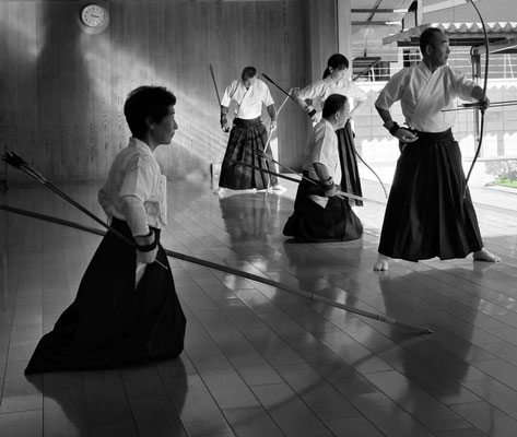 Die Kunst des Bogenschießens – Kyudo Training Budo Sportzentrum Kyoto