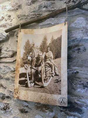 Historische Fotos überall im Ceaglio