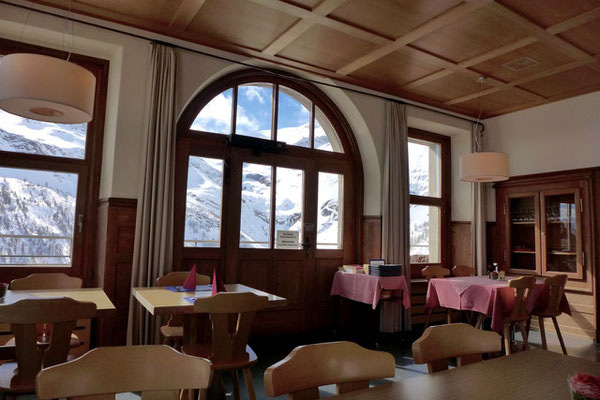 Gutes Essen mit Gletscherblick an der Alp Grüm Bahnstation