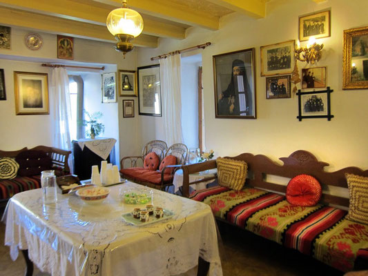Empfangszimmer mit Kaffee & Süßem, Kloster Prodromou Peloponnes