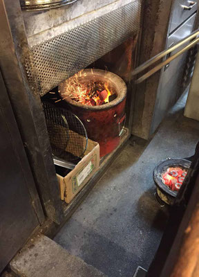 Shichirin mit Holzkohle angefeuerter Barbecue-Grill, Yakiniku Osaka
