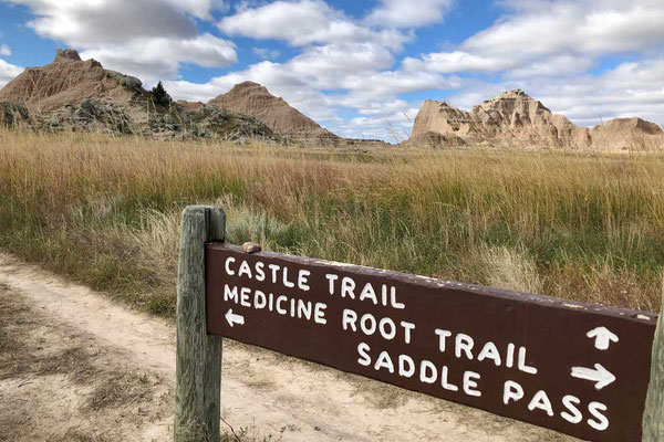 Badlands Wanderung – Saddle Pass-Medical Root-Castle Trail