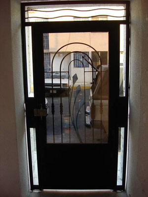 Puerta principal de Alcatraz con cristal Reflectivo 1 HERRERÍA ESPECIALIZADA MORÓN
