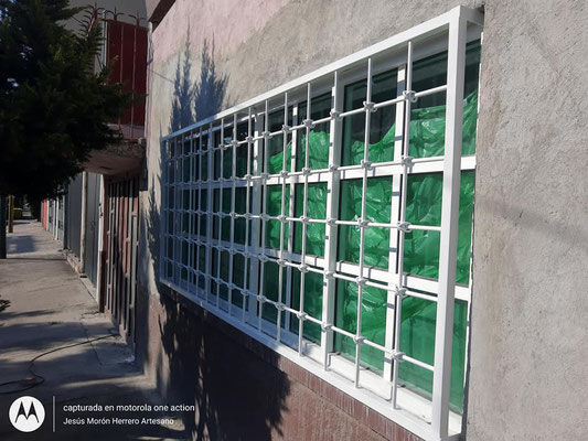Protección para ventana con nudos de redondo 1.1 HERRERÍA ESPECIALIZADA MORÓN 