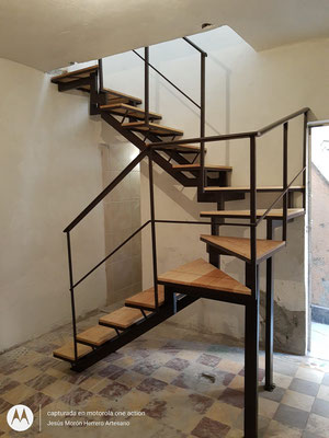 Escalera de metal con madera proyecto Tacuba viejo 1.2HERRERÍA ESPECIALIZADA MORÓN