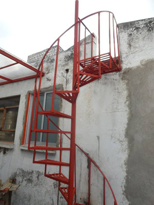 Reconstrucción de escalera de caracol 7 HERRERÍA ESPECIALIZADA MORON