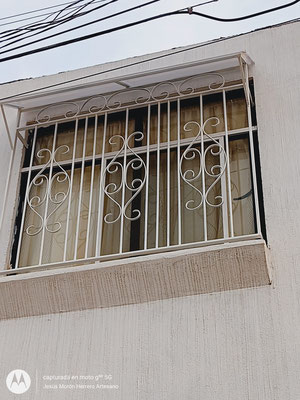 Protección para ventanas con techo de policarbonato Lexan 1.1 HERRERÍA ESPECIALIZADA MORÓN  (Jesús Morón)