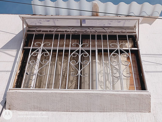 Protección para ventanas con techo de policarbonato Lexan 1.3 HERRERÍA ESPECIALIZADA MORÓN  (Jesús Morón)