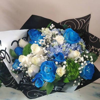 Dad 16-Bouquet Masculino  con rosas y hortensias blancas y azules $ 50.000