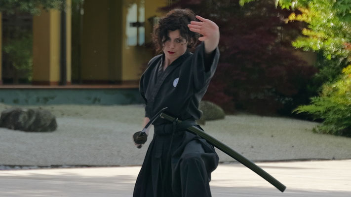 Insegnante durante un seminario mentre esegue un kata di ai jutsu