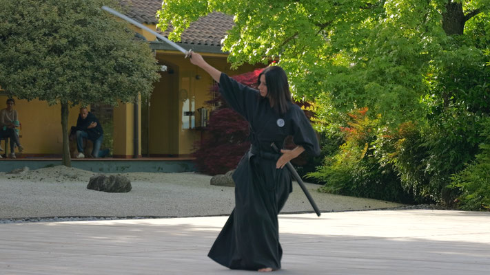 insegnante di essse accademia mentre pratica ai jutsu al dojo maharishi sathyananda
