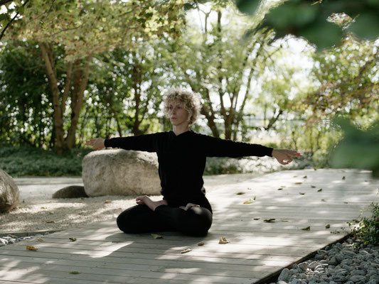 Insegnante del dojo che esegue un asana di hatha yoga
