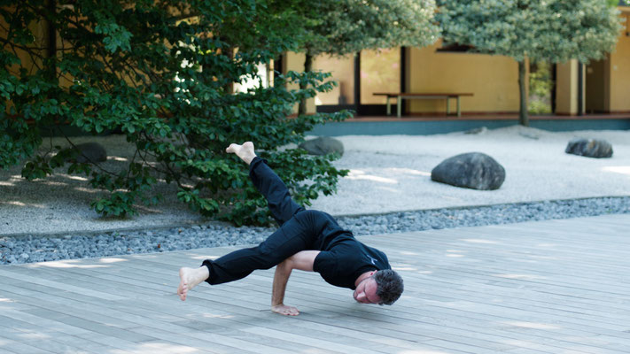 Insegnante del Dojo che esegue un asana di hatha yoga