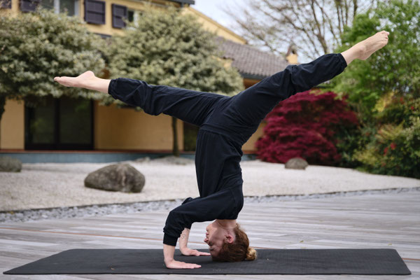 Insegnante che pratica śāstra o shastra Yoga 