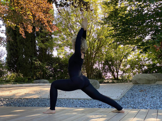 Insegnante del dojo che esegue un asana di hatha yoga
