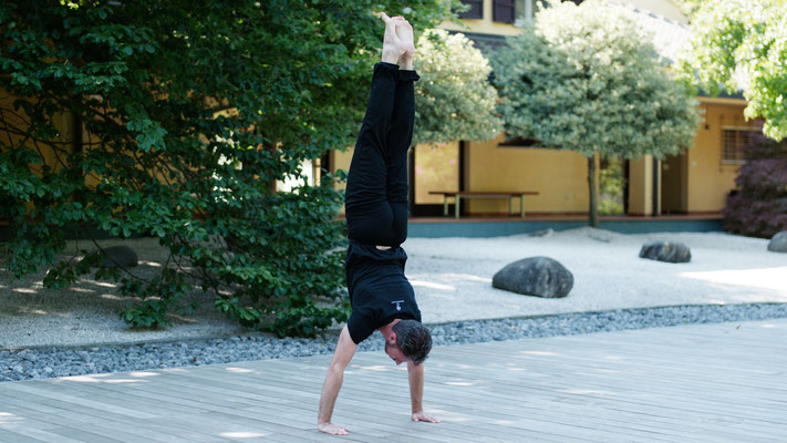 yoga posizione shastra hata verticale ado muka vriksasana